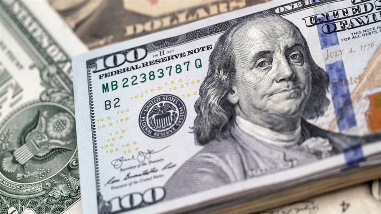 الدولار يسجل أكبر مكاسب أسبوعية له منذ عام في أسواق الصرف العالمية